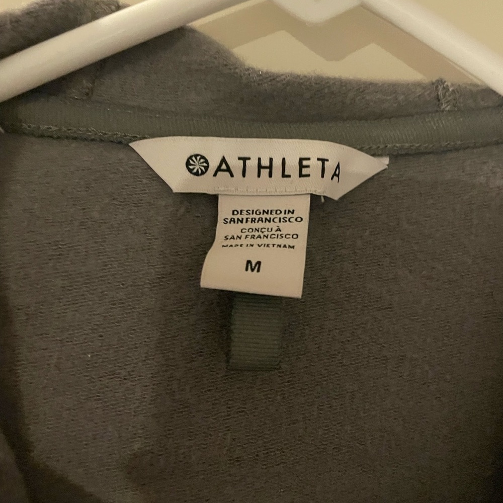 Athleta balance sweatshirt. Only worn twice. Size medium in grey.
